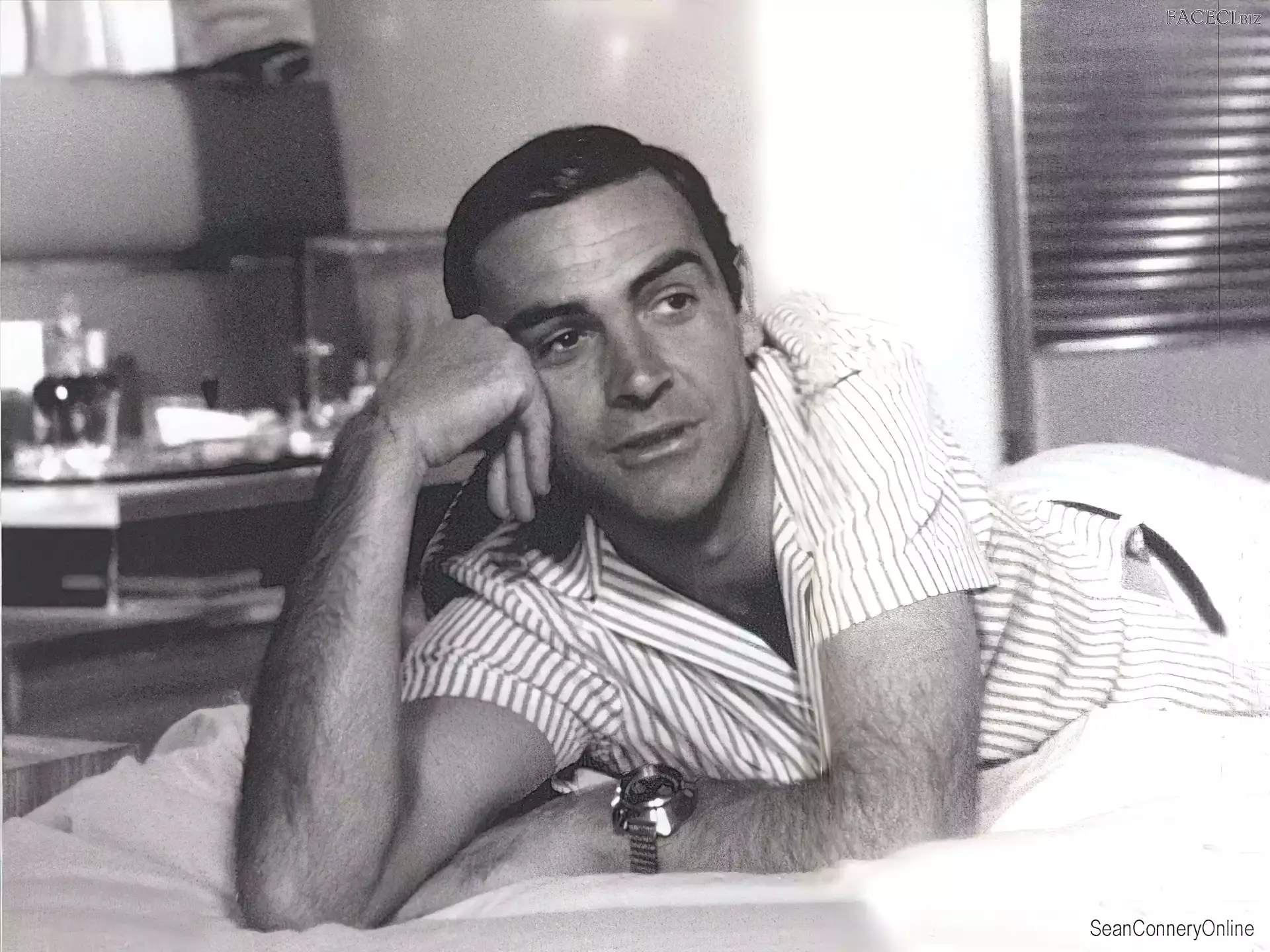Sean Connery, koszula w paski
